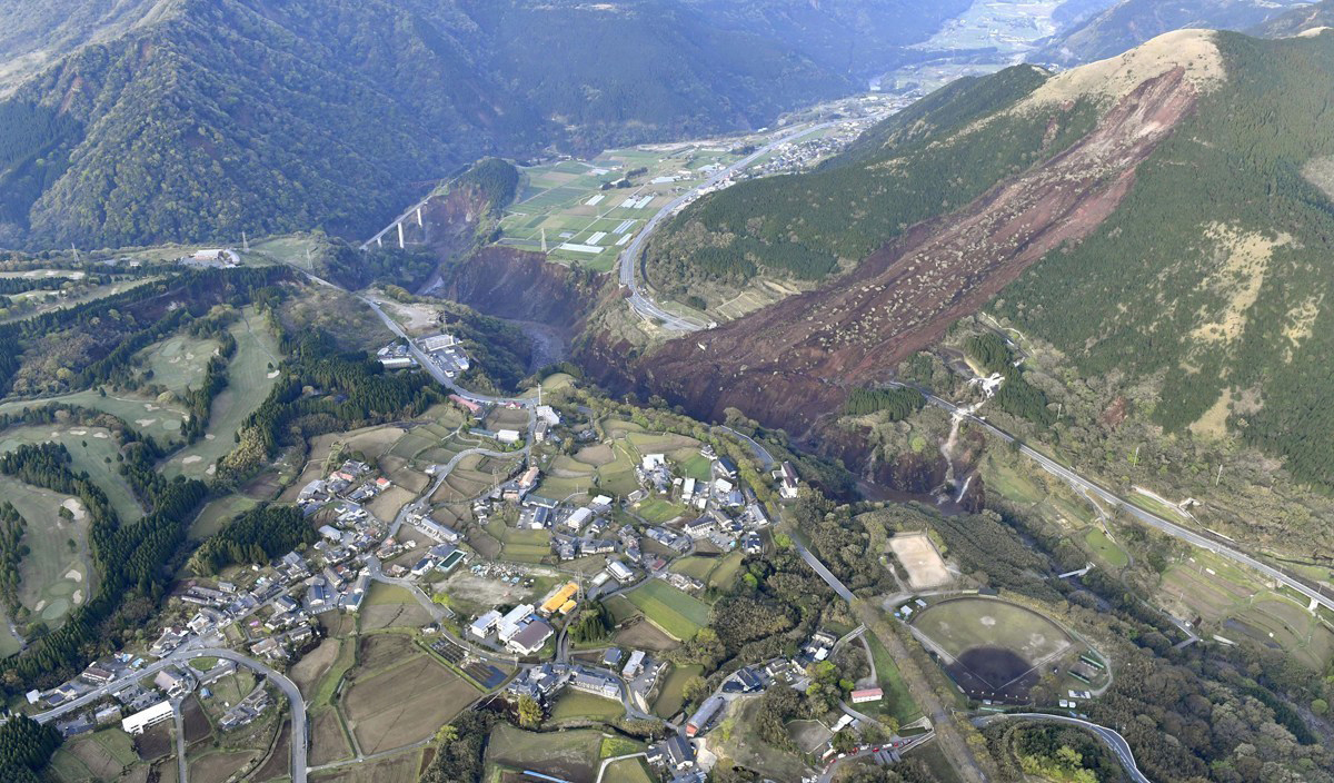 航拍日本九州7.3级地震现场 山崩地裂