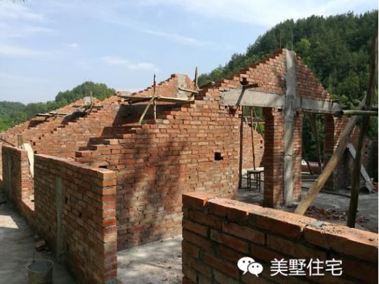 陕西小伙农村旧房翻建,亲友齐心,两个月建好1