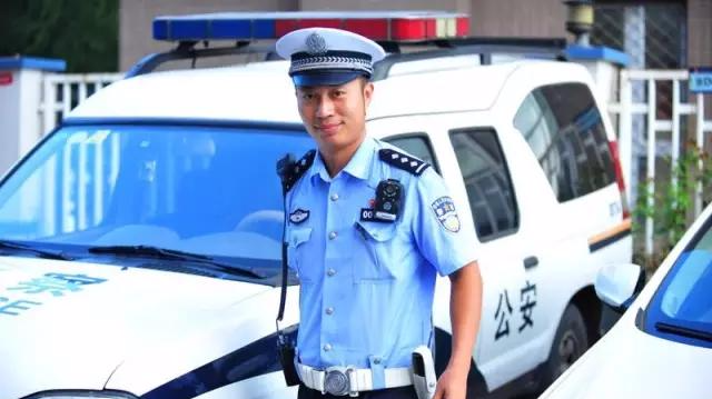 跟着交警去执法 都是谁过马路不看红绿灯 跟着交警去执法 都是谁过马路不看红绿灯