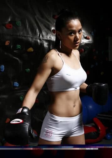 没有一个不佩服他的,他是用生命在拍戏,很多人都说成龙的徒弟是张蓝心