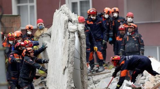 土耳其塌楼悲剧暴露违建隐患:像扑克牌一样倒地上 土耳其塌楼悲剧暴露违建隐患:像扑克牌一样倒地上