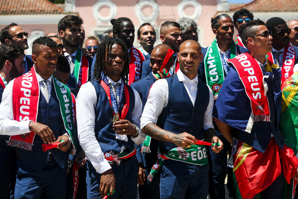 2016年7月11日，葡萄牙里斯本，2016年欧洲杯冠军葡萄牙队回到国内，全体队员和教练乘坐大巴游行并受到葡萄牙总统的接见，全城民众欢欣舞动狂欢庆祝。图为葡萄牙队员聆听总统致辞