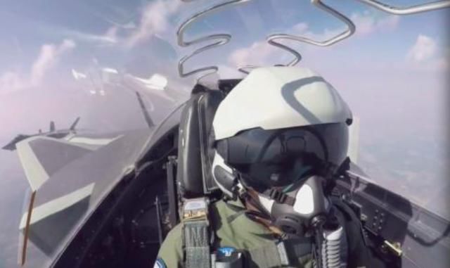 歼16战机座舱内部首次公开,因太过先进被打码