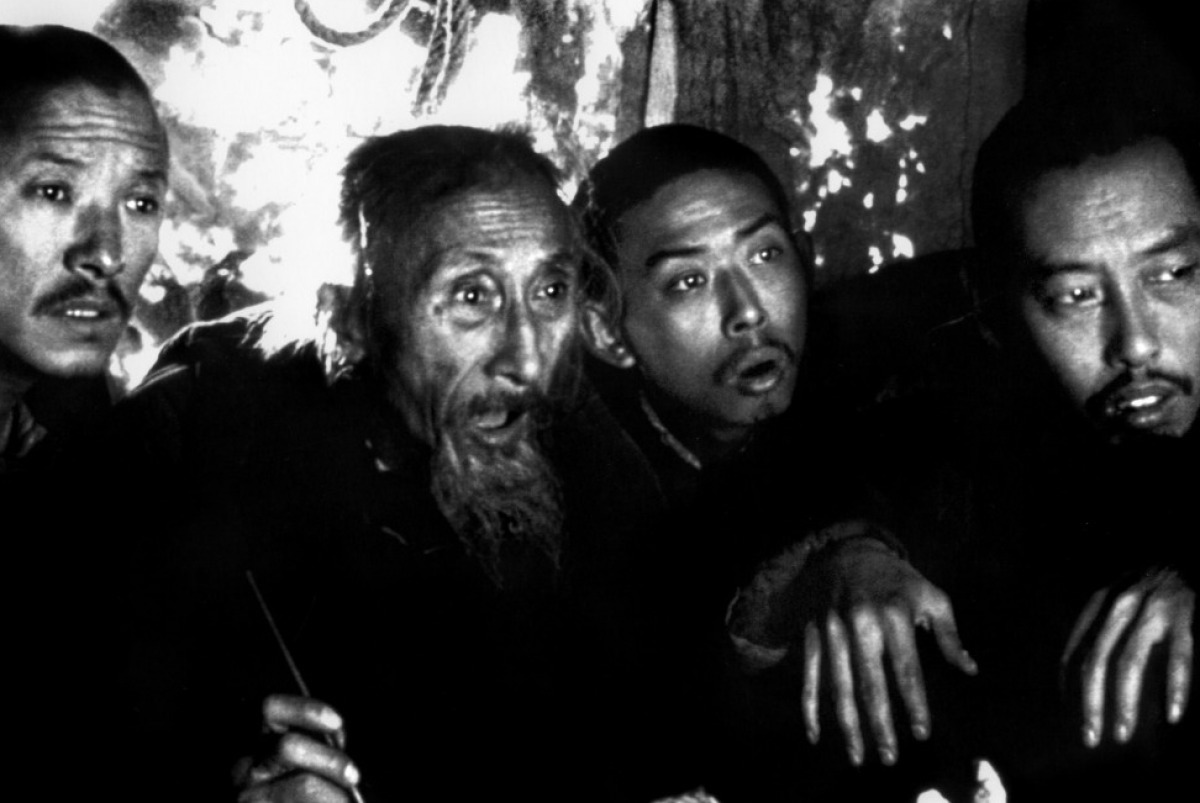 《鬼子来了》讲的是抗日战争末期，河北某偏僻乡村挂甲台的老实村民马大三迎来棘手难题：某人将分别装有日本鬼子花屋小三郎和汉奸翻译董汉臣的麻袋扔给他，声称不日来取，却迟迟不见其来。厚道的马大三一边将两人当亲爹娘侍奉，一边同村人商议计策，最后决定将两人处死，但终因“天意”不了了之。