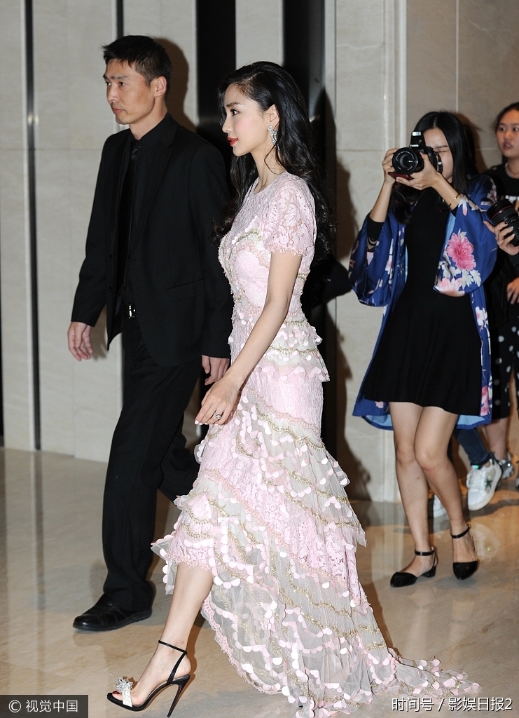 杨颖脚踩超细恨天高现身某活动,获众保镖护驾