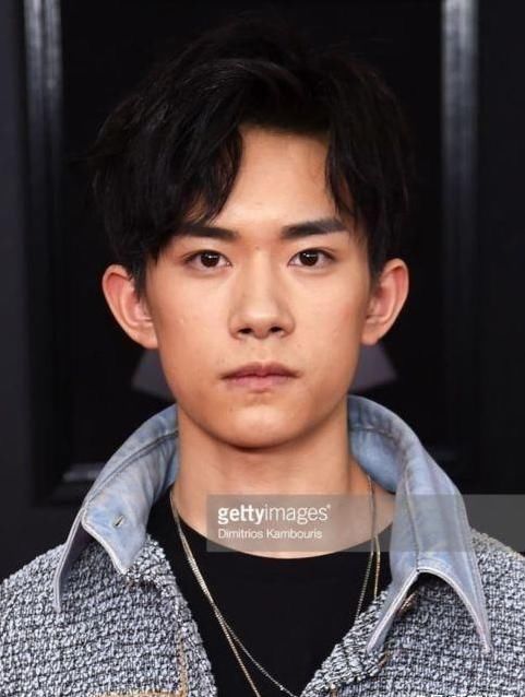 易烊千玺素颜照被批太丑,王源的无ps直播图也