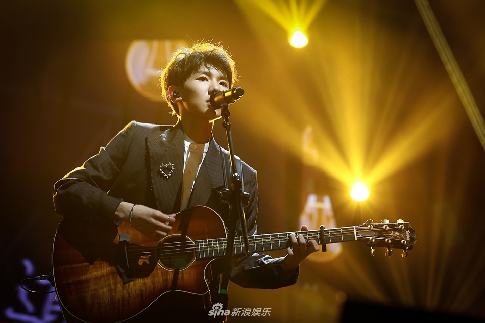 王源演唱会首弹木吉他 完美诠释纷杂情绪