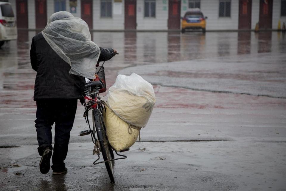 老汉雨中骑车60公里卖花生 好心人千元买光_北京时间