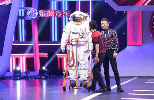 舱外航天服首秀《加油2》杨利伟为中学生穿航天服