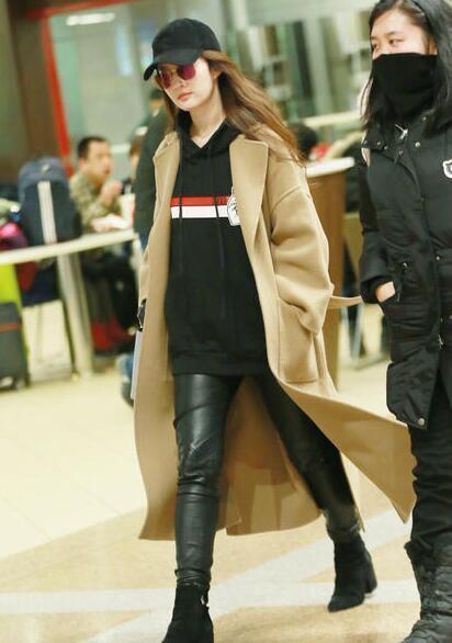 刘亦菲帅气风衣变“天仙攻” 露灿笑美飞 刘亦菲帅气风衣变“天仙攻” 露灿笑美飞