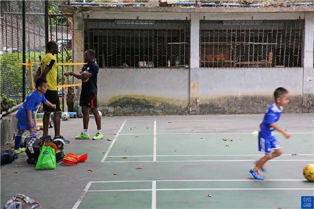 非洲黑人在广州教中国小朋友踢足球,月入万元