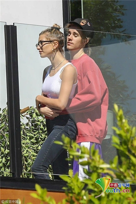 比伯承认结婚与海莉撒狗粮 小夫妻亲密紧搂爱意浓