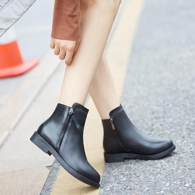 那英现身纽约街头,50岁的她比小姑娘还嫩,脚上的靴子确实好看