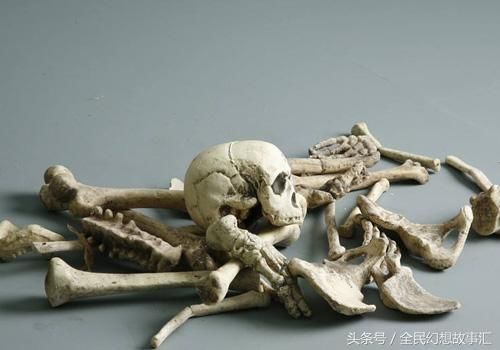 故事:下河游泳,一根死人骨救了我的命,多年后我