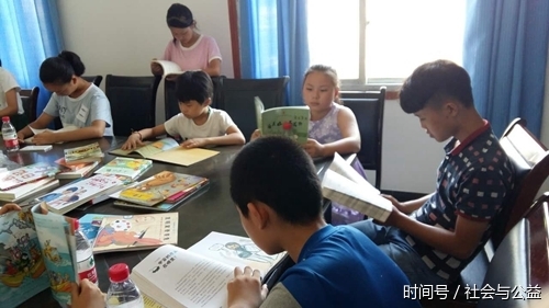 万东镇五里村开展关爱留守儿童读书活动