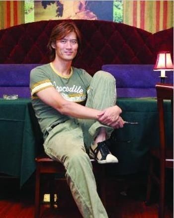 但是又有些蠢萌,被阿紫玩的团团转,饰演师兄的演员叫白石千,他可不