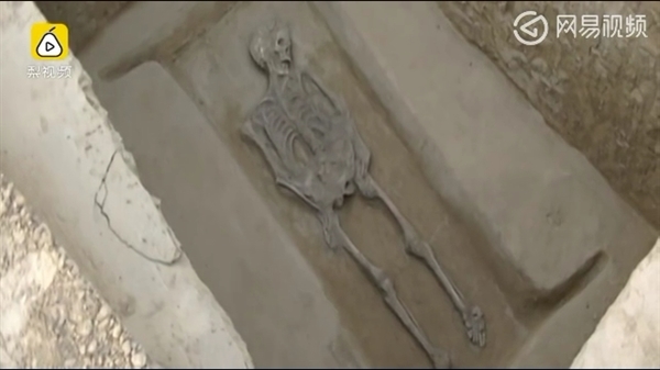 河南民房下惊现古墓群:大量白骨疑似活埋