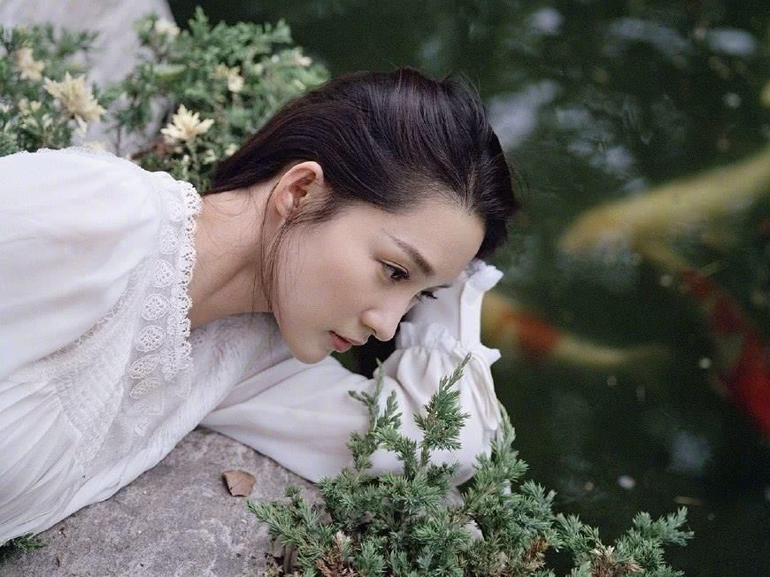 李沁气质太好了,换4套连衣裙演绎夏日搭配,小