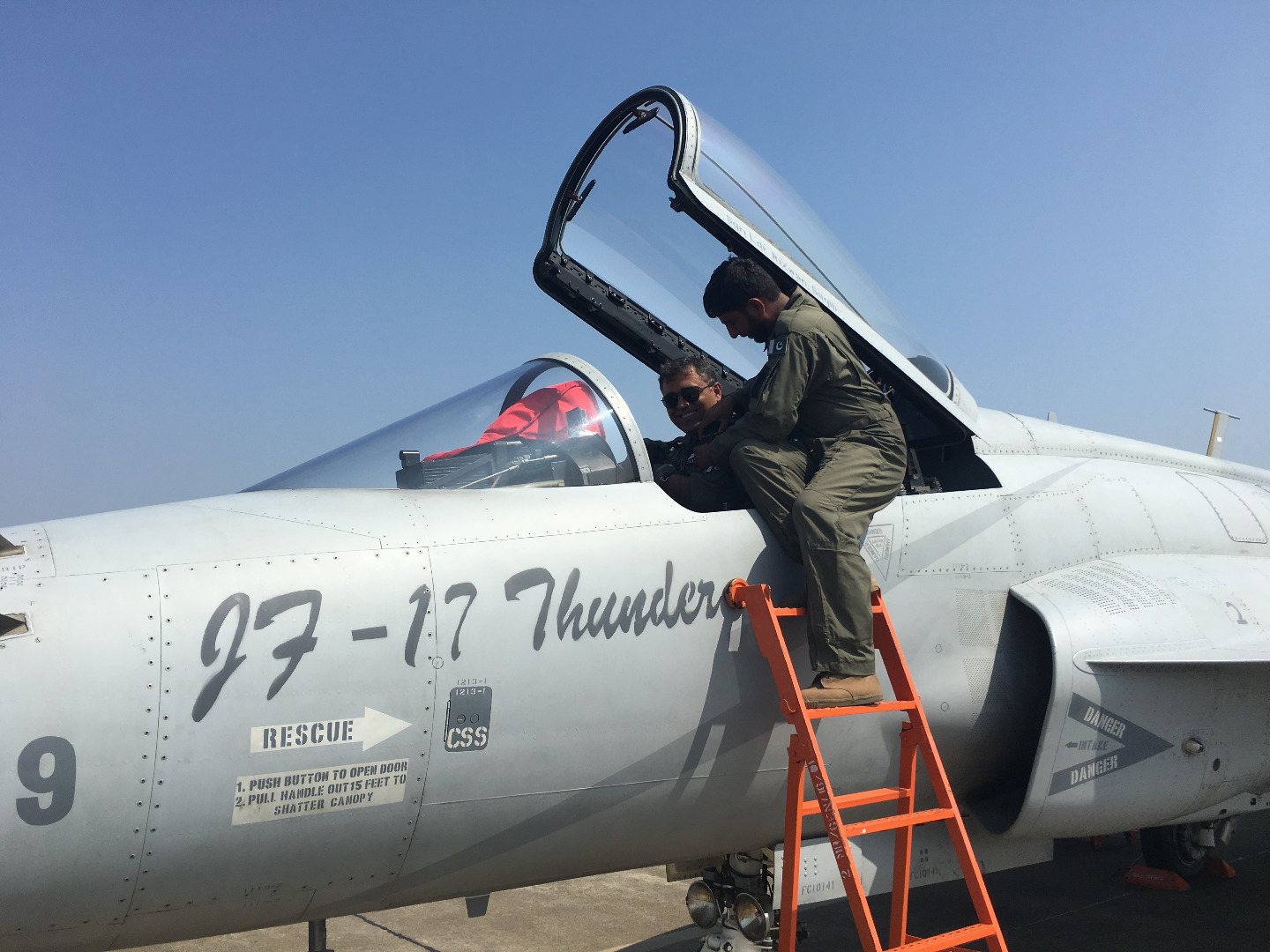 巴基斯坦枭龙战机在珠海航展亮相表演