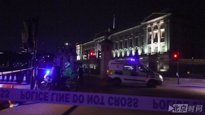 白金汉宫外男子持刀行凶被捕 暂未确定是否与恐怖袭击相关 白金汉宫外男子持刀行凶被捕 暂未确定是否与恐怖袭击相关