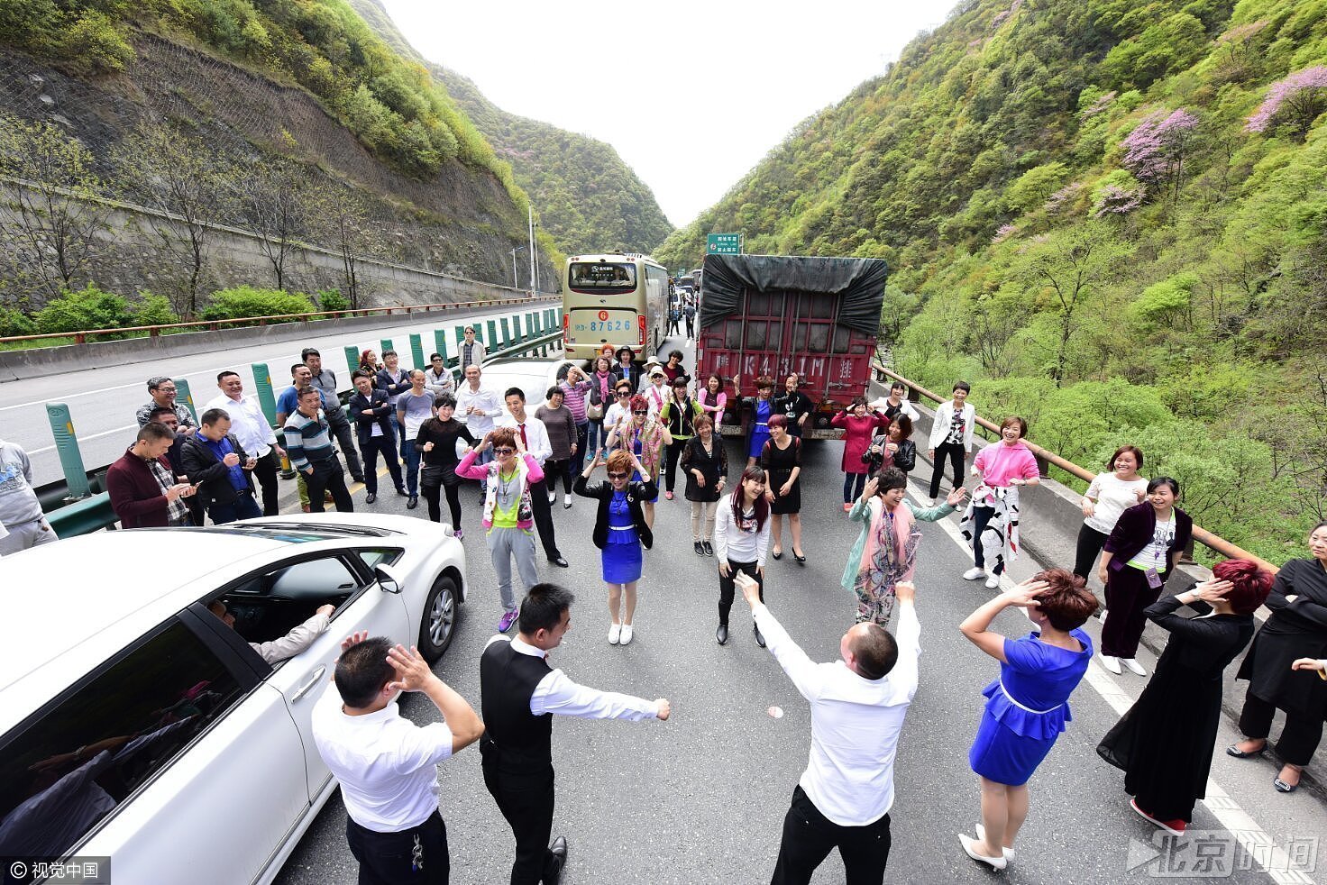 西安:高速公路堵车 乘客下车跳舞解闷