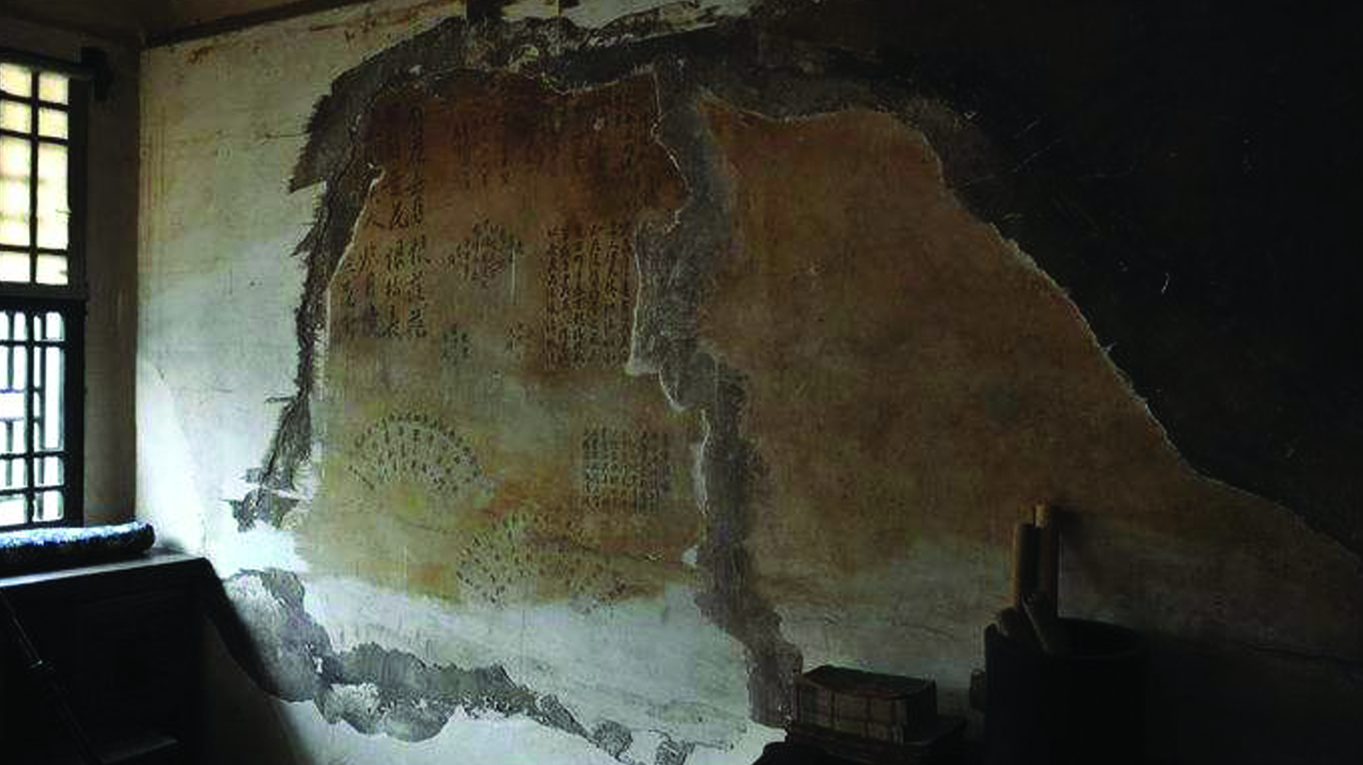 陈燕秀在好奇心的驱使下，她慢慢将外层的墙皮揭了下来。结果发现，60%的墙面上都写满了字迹。