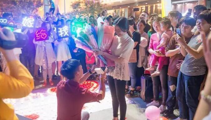 小伙求婚成功 挑68万现金彩礼提亲 小伙求婚成功 挑68万现金彩礼提亲