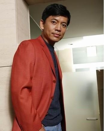 55岁何政军的全家福,与老婆携手共患难24年,女儿貌美是学霸