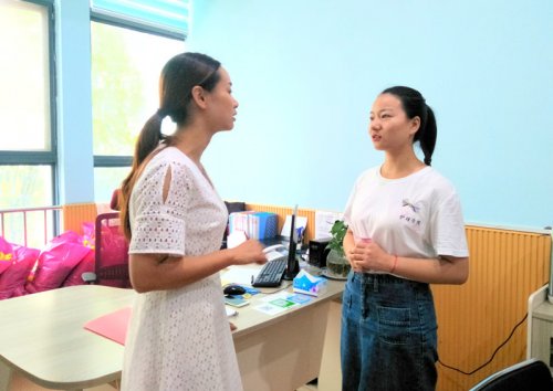 湖北医药学院学生走进幼儿园 对家长进行抗生