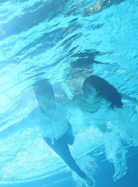 水中婚纱照。