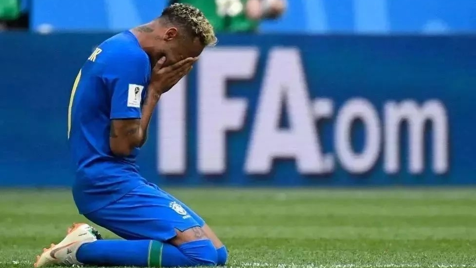 内马尔上演任性彩虹过人 掩面落泪只因真性情 内马尔上演任性彩虹过人 掩面落泪只因真性情