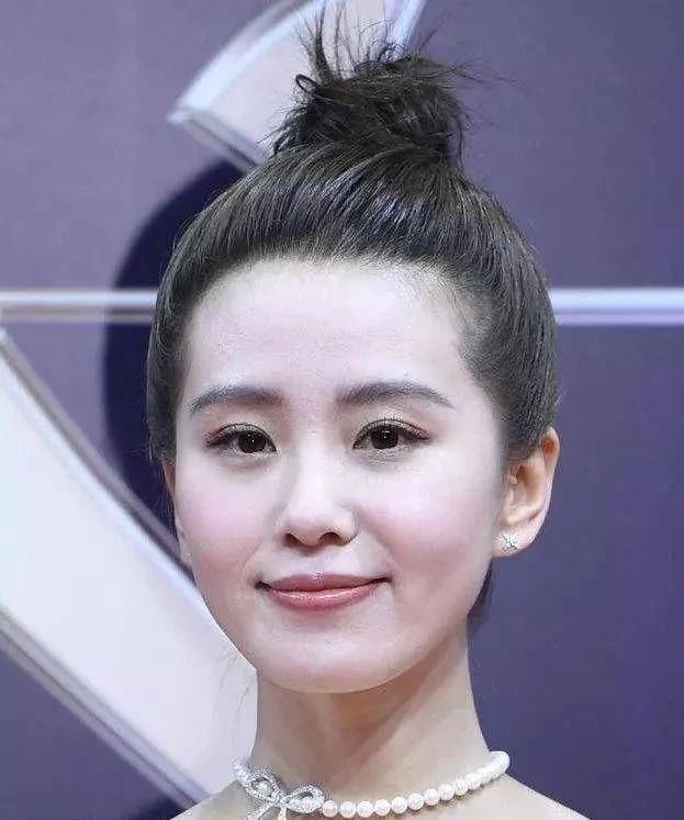 扎丸子头也要看颜值,迪丽热巴霸气,赵丽颖呆萌