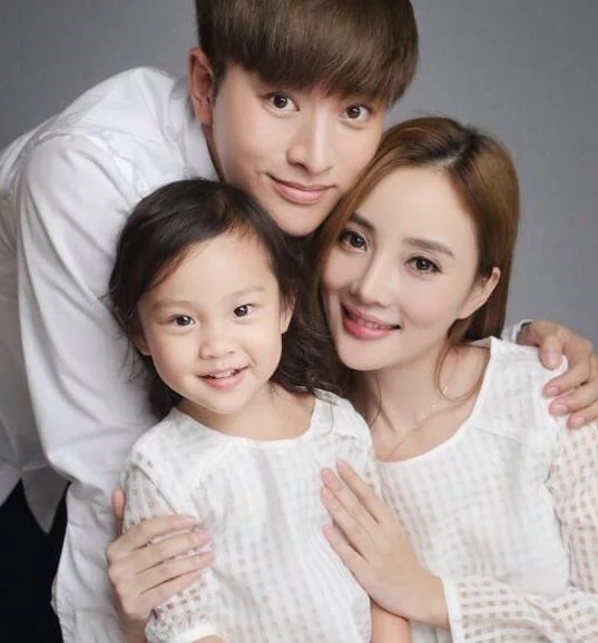 李小璐出席活动突然衬衣扣子崩开