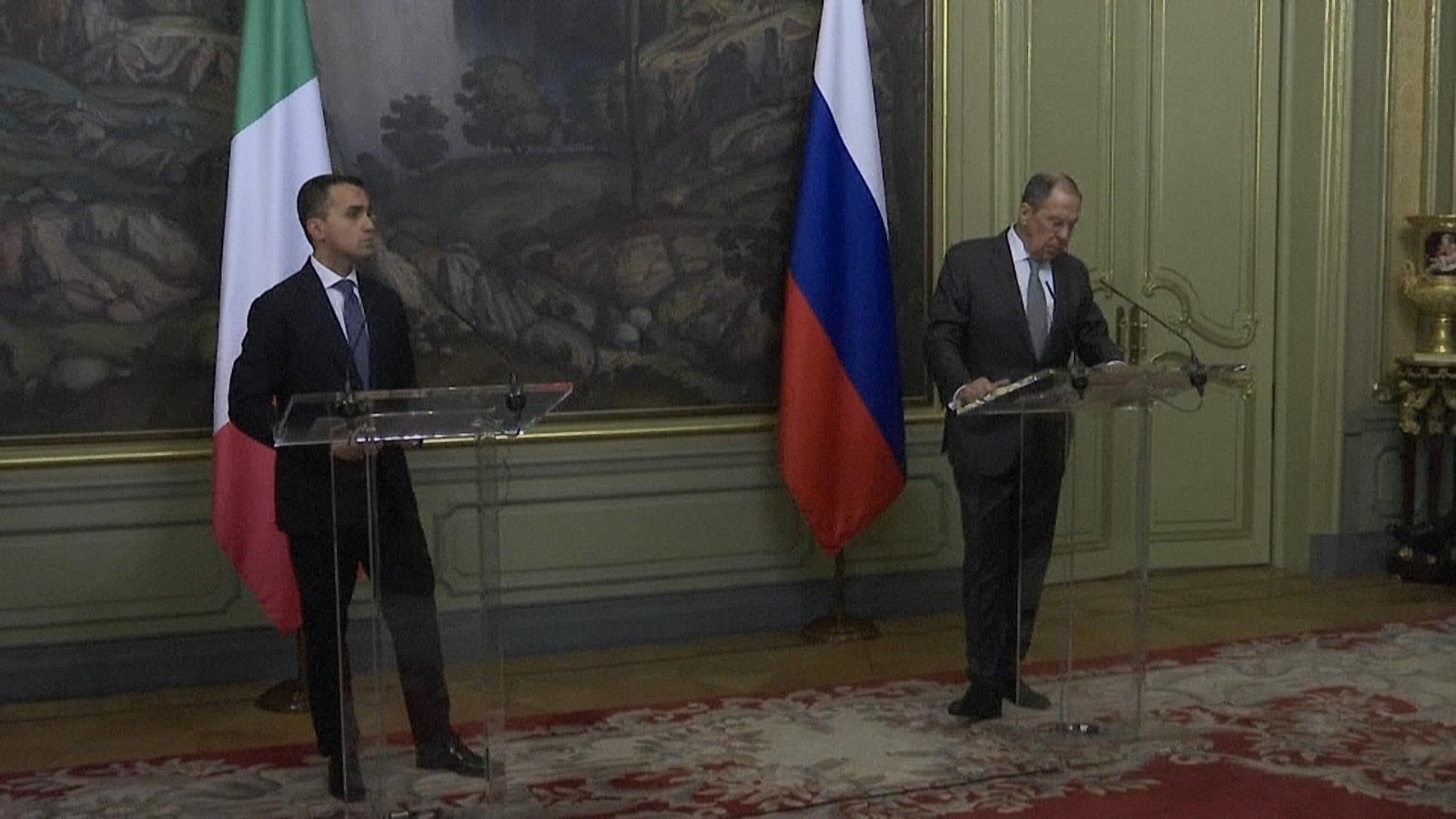 拉夫罗夫:演习部队正返回驻地 但西方国家“仍歇斯底里” 拉夫罗夫:演习部队正返回驻地 但西方国家“仍歇斯底里”