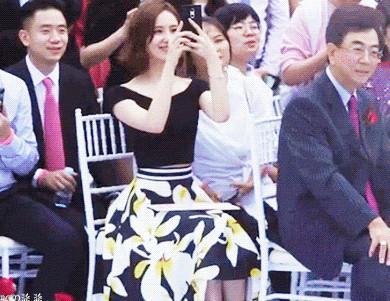 刘诗诗机不离手为掩盖近视,热巴戴眼镜都看不