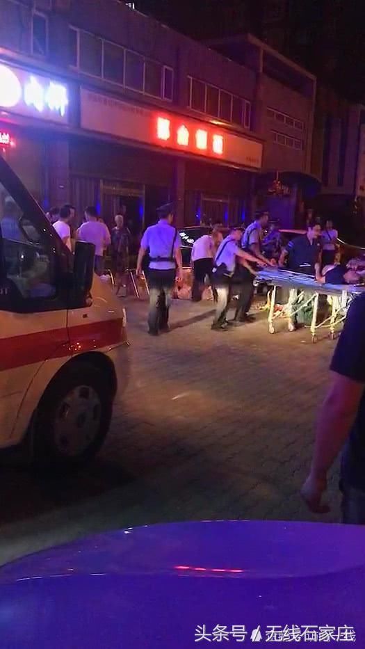 河北沧州一男子街头持刀伤4人 警方调查中