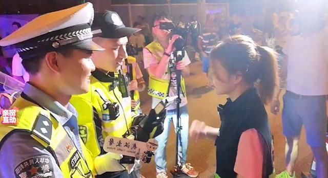 斗鱼TV冯提莫变身冯警花,顶着高温查酒驾,网