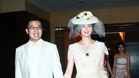 这位女歌手曾四次登春晚 却成为大家笑柄 今嫁富豪开豪车 这位女歌手曾四次登春晚 却成为大家笑柄 今嫁富豪开豪车