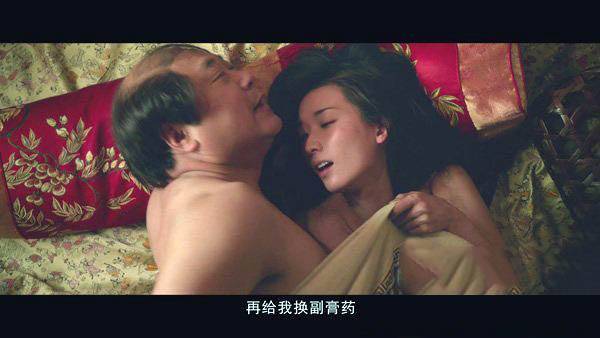 8. 床戏会NG很多次吗?要多久才能完成?
  他们的回答:“演员们不用很着急的拍完,因为场次是可以分段拍的,也不会很长的时间都是裸露身体的。就像是演员们已经开始入戏时,我们可以只拍脸部的表情变化以及背面,也会拿道具来确保演员们的隐私。”