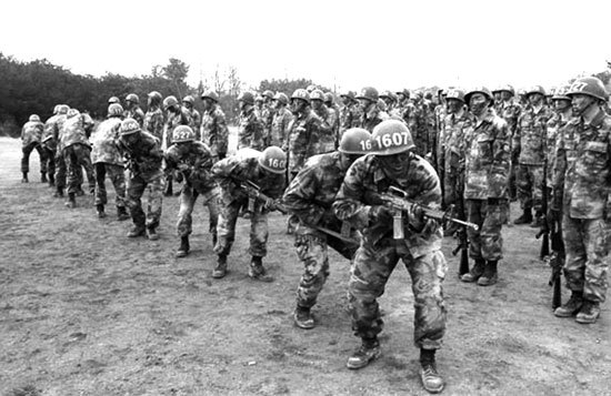1993年4月19日,陆军某部逃兵林某在首尔钟路区明伦洞、惠化洞一带持枪扫射,造成多人受伤。图为韩国军队演习