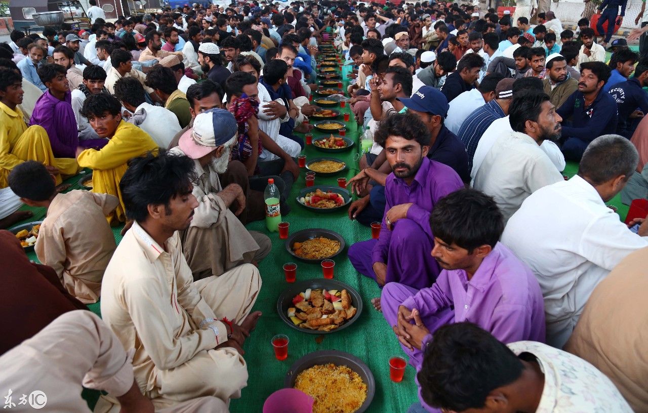 巴基斯坦卡拉奇的穆斯林斋月期间,人们在路边