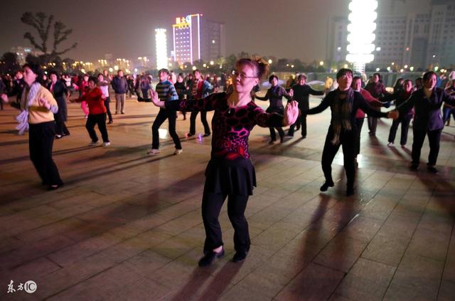 3岁宝宝因奶奶跳广场舞失去胳膊,妈妈做了个决