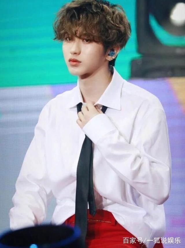 陈立农、林彦俊和丞丞,三人同穿白衬衣,却被蔡