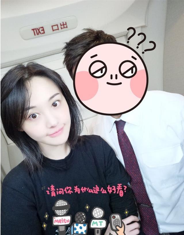 郑爽素颜出镜与空姐合影 双臂紧抱大佬站姿超霸气
