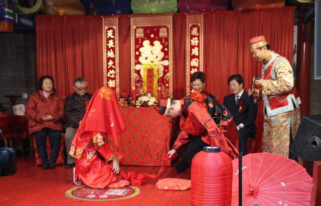 中国，现在娶老婆得买房买车，就算不买车，也还得支付十几万元彩礼。中国男同胞们真心不容易。在大城市，娶个老婆得花费上百万。即便在西部农村地区，娶老婆也花费好几万，相当于几年的收入。