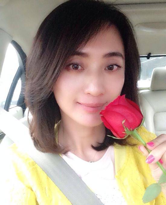 第一任妻子黄建萍是中国儿童艺术剧院的演员.第二任妻子叫张晞.