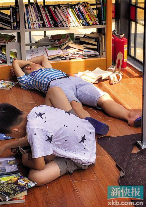 有市民在便民图书馆内睡觉.