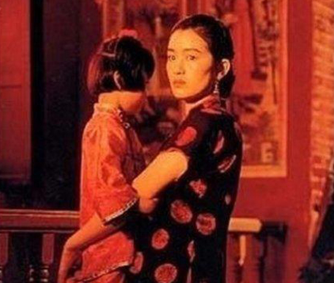 第八名。中国十大禁片 - 《活着》(1994年)获戛纳国际电影节评委会奖和男演员奖。根据余华小说改编，表现人在极端艰难的生存环境下可悲的顽强和坚韧，因诋毁社会主义法制，诋毁政党执政能力，迄今不能公映.影片以中国内战和新中国成立后历次政治运动为背景，通过男主人公福贵一生的坎坷经历，反映了一代中国人的命运。