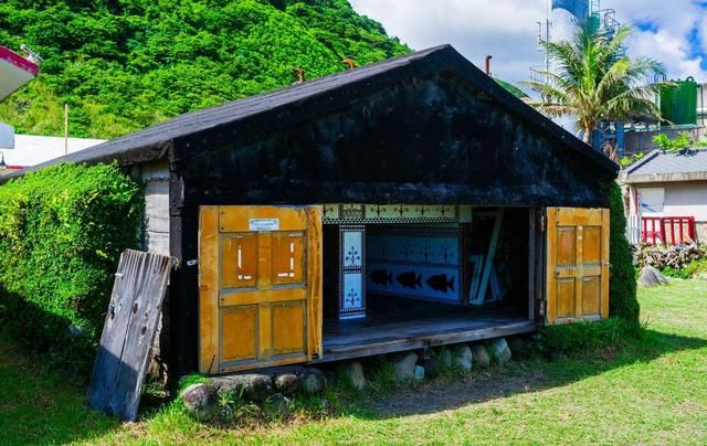 躲避颱風的地下屋群 臺當局多年前曾推動達悟人放棄地下屋,搬入水泥