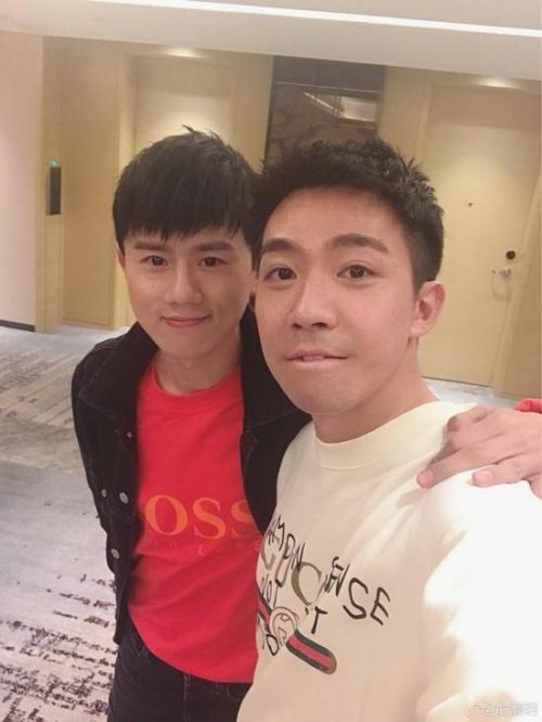 俞灏明张杰偶遇合影 两人亲密的勾肩搭背